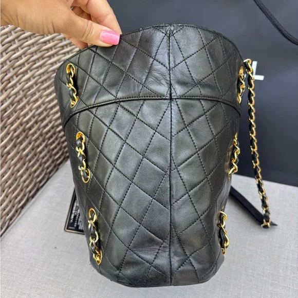 Authentic CHANEL RARE black lambskin quilted double pocket CC chain bucket bag - Picture 5 of 14